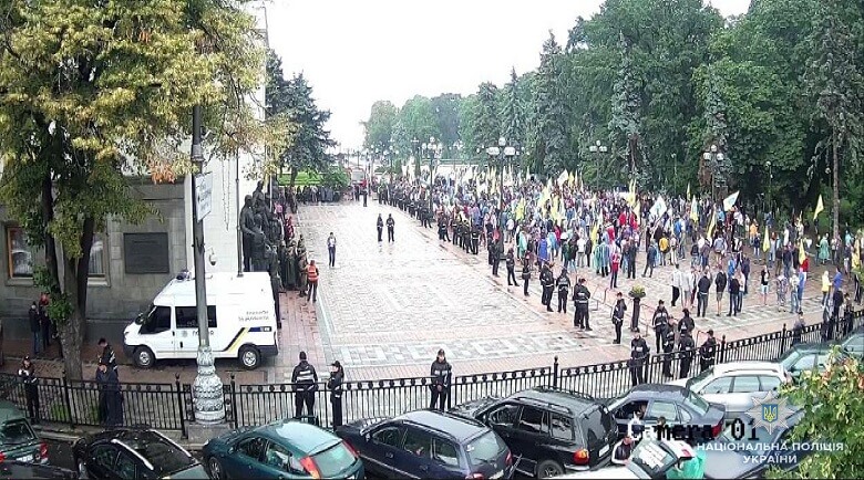 Из-за митингов под Радой и Кабмином в центре Киева усилены меры безопасности